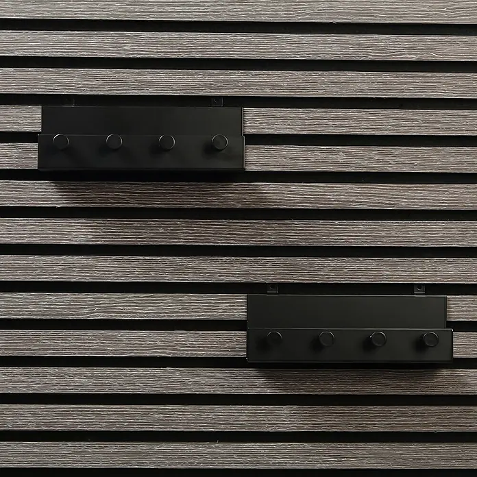 Millex Regal - L x B x H: 5 x 21,5 x 7 cm, Passend für: Akustikpaneele, Montageart: Einhängen - Zwei schwarze Wandgarderoben mit vier Haken an einer Holzwand für eine stilvolle Aufbewahrung.