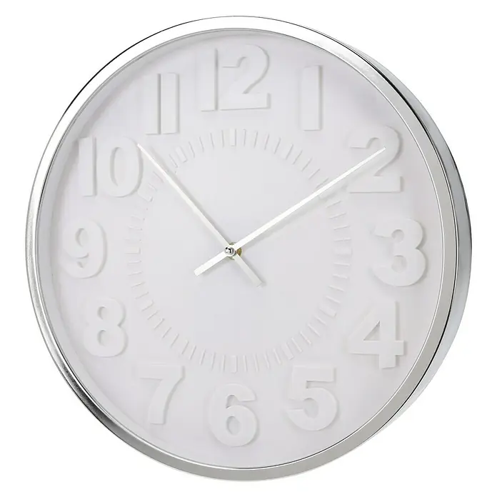 Reloj de pared Cromado - Diámetro: 40,5 cm, Blanco/Plateado - Primer plano de un reloj de pared blanco con marco plateado y números en relieve, mostrando un diseño moderno.