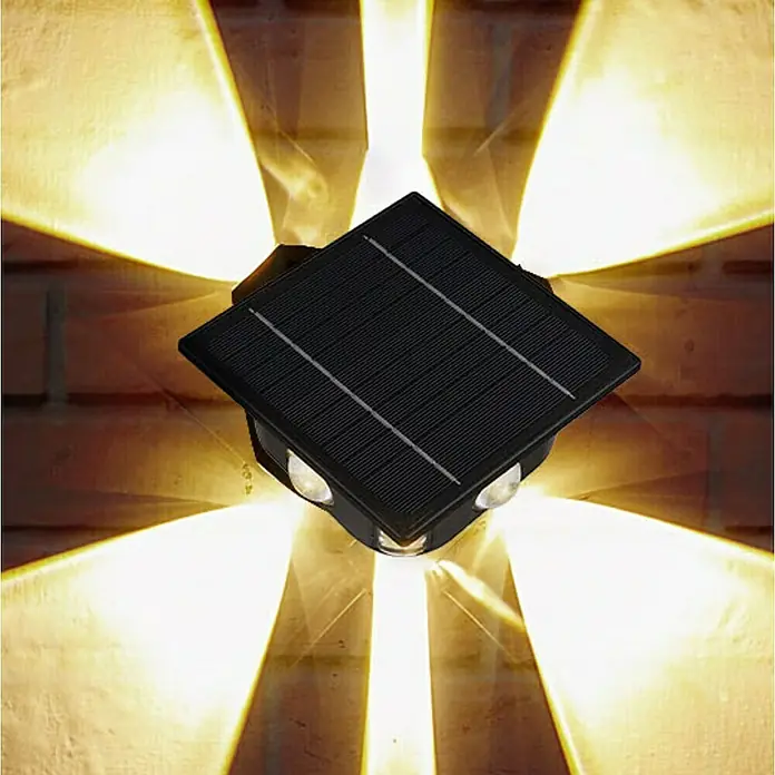 Globo Solar-Außenwandleuchte - L x B x H: 13,5 x 13,5 x 8 cm, Schwarz, IP54 - Eine quadratische Solarleuchte mit einem schwarzen Solarmodul, das an einer Ziegelwand befestigt ist und warmes Licht ausstrahlt.