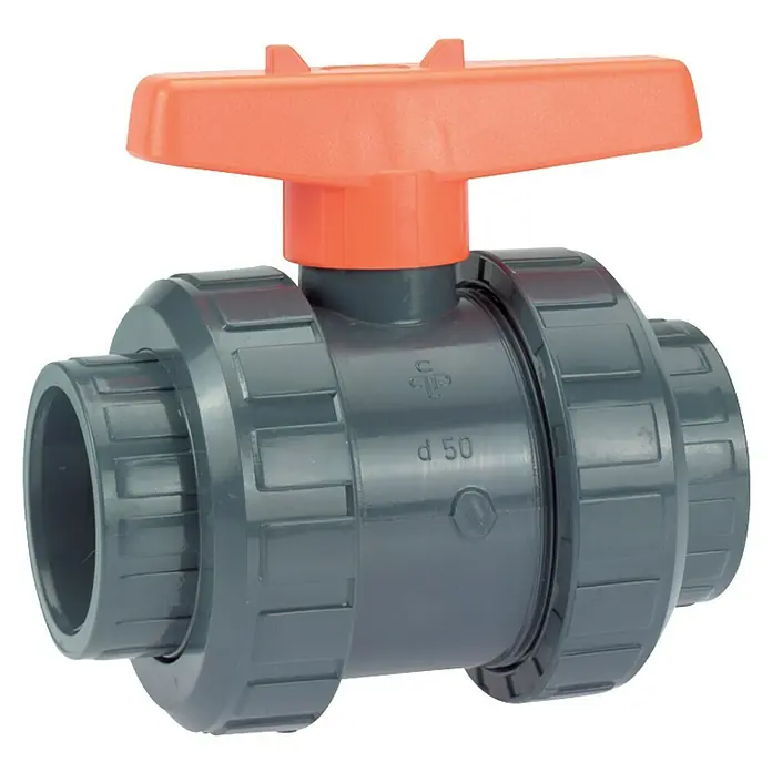 myPool PVC-Kugelhahn - Durchmesser Anschluss: 50 mm - Ein graues PVC-Kugelhahn mit orangefarbenem Griff, der in Sanitär- und Bewässerungssystemen verwendet wird.\n