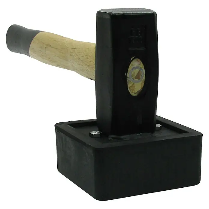 Heka Plattenlegerhammer - Eckig - Schwarzer Hammer mit Holzgriff auf schwarzem quadratischem Sockel für Präzisionsschläge.