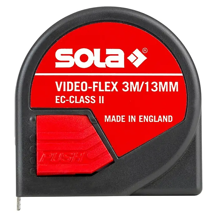 Sola Taschenbandmaß Video-Flex - 3 m, Sichtfenster - Nahaufnahme eines SOLA Video-Flex 3M/13MM Rollbandmaßes mit rotem Logo und schwarzem Gehäuse, ein robustes Werkzeug für präzise Messungen.