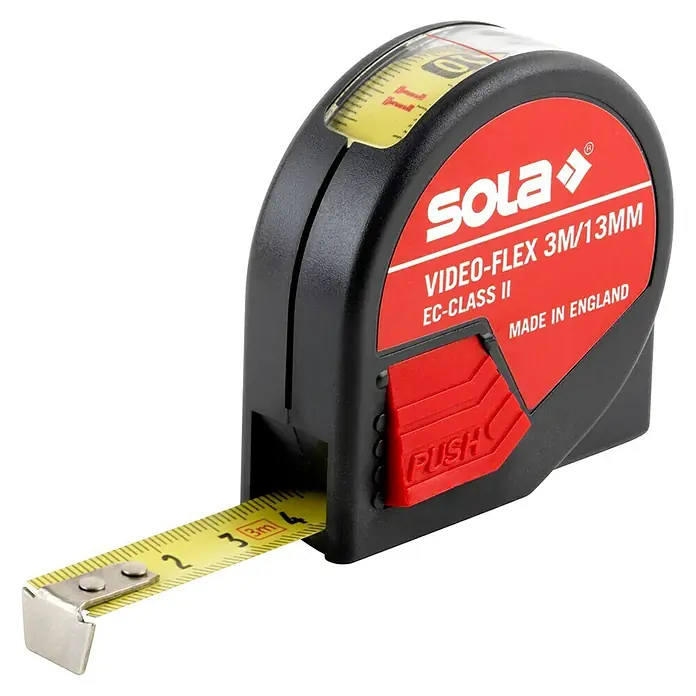 Sola Taschenbandmaß Video-Flex - 3 m, Sichtfenster - Nahaufnahme eines Sola Video-Flex 3M/13MM Rollbandmaßes mit gelbem Band und rotem Gehäuse.