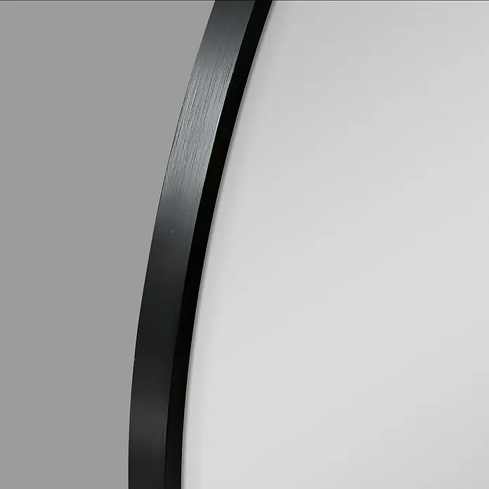 DSK Wandspiegel Picasso - Durchmesser: 25 cm, Schwarz - Nahaufnahme eines runden Spiegels mit schlankem, schwarzem Rahmen, der ein modernes und minimalistisches Design aufweist.
