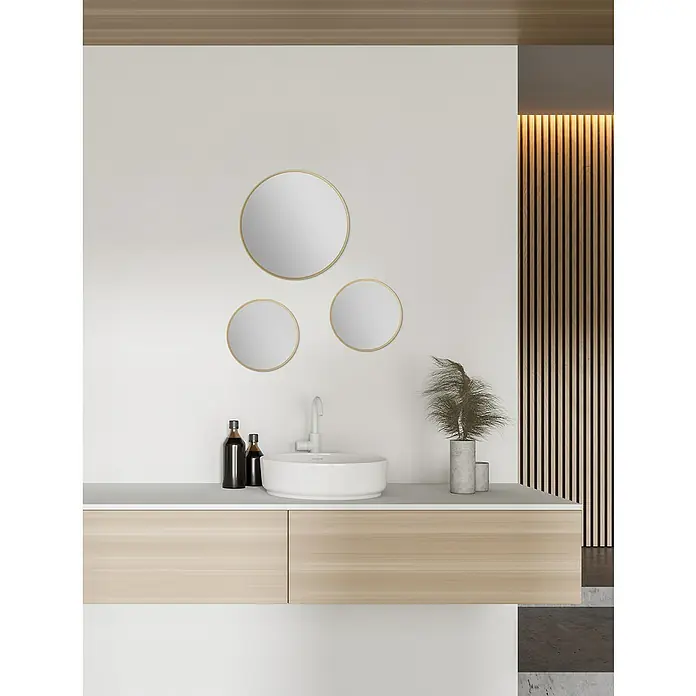 DSK Wandspiegel Picasso - Durchmesser: 25 cm, Gold - Elegantes Badezimmer-Interieur mit runden Spiegeln über einem modernen Waschtisch, stilvollen Flakons und einer dekorativen Pflanze.