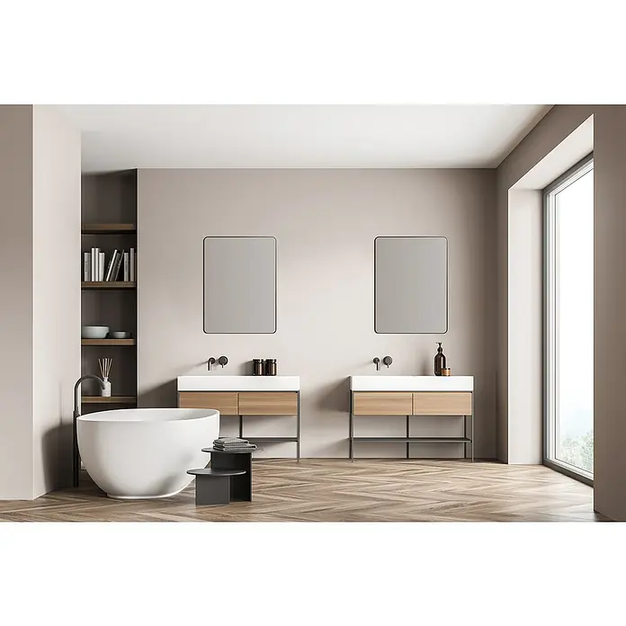 DSK Wandspiegel Picasso - 60 x 80 cm, Schwarz - Helles Badezimmer mit Doppelwaschtisch und freistehender Badewanne, stilvoll und modern gestaltet.