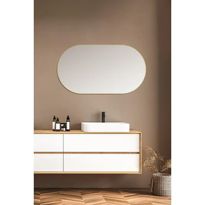 DSK Wandspiegel Picasso - 50 x 90 cm, Gold - Elegantes Badezimmer-Interieur mit Waschtisch, Spiegel und stilvollem Design. Der ovale Spiegel harmoniert perfekt mit dem modernen Waschbecken.