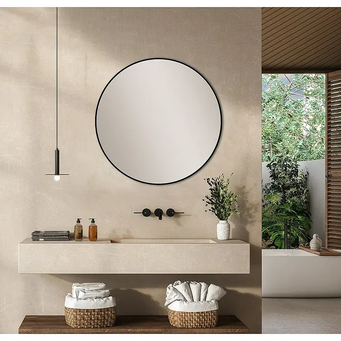 DSK Wandspiegel Picasso - Durchmesser: 80 cm, Schwarz - Badezimmer-Interieur mit rundem Spiegel über einem Waschtisch, minimalistischem Design und natürlichem Licht, das eine entspannende Atmosphäre schafft.