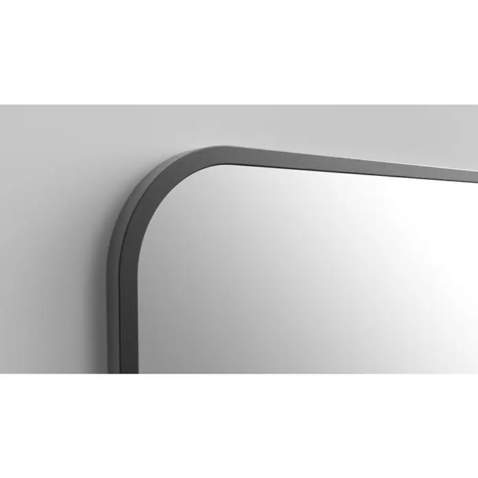 DSK Wandspiegel Picasso - 60 x 80 cm, Schwarz - Detailaufnahme eines modernen rechteckigen Spiegels mit abgerundeten Ecken und einem stilvollen grauen Holzrahmen an einer weißen Wand.