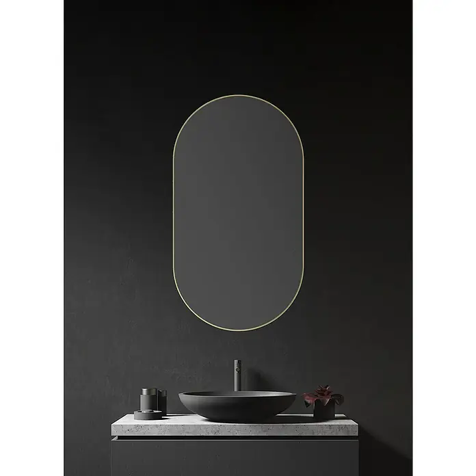 DSK Wandspiegel Picasso - 50 x 90 cm, Gold - Ein ovales Spiegeldesign mit einem schlanken Goldrahmen über einem modernen Waschbecken mit dunklem Finish für ein elegantes Badezimmerambiente.