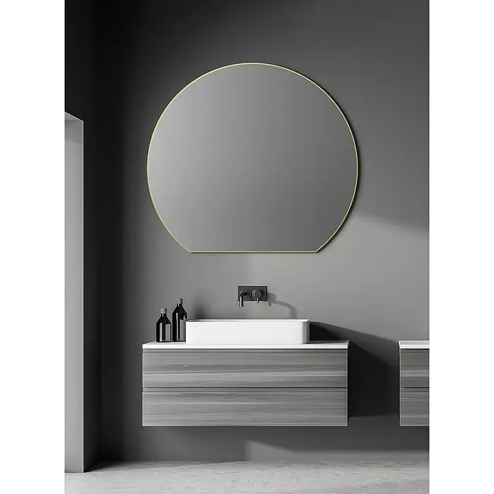 DSK Wandspiegel Picasso - Durchmesser: 100 cm, Gold - Stilvolles Badezimmer-Interieur mit einem runden Spiegel mit Goldrand, einem modernen Waschbecken und grauen Holzmöbeln für einen eleganten Look.