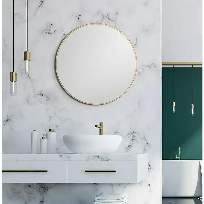 DSK Wandspiegel Picasso - Durchmesser: 60 cm, Gold - Elegantes Badezimmer-Interieur mit rundem Spiegel, Waschbecken und stilvollen Lampen vor einer Marmorwand. Luxuriöses Design für modernes Wohnen.