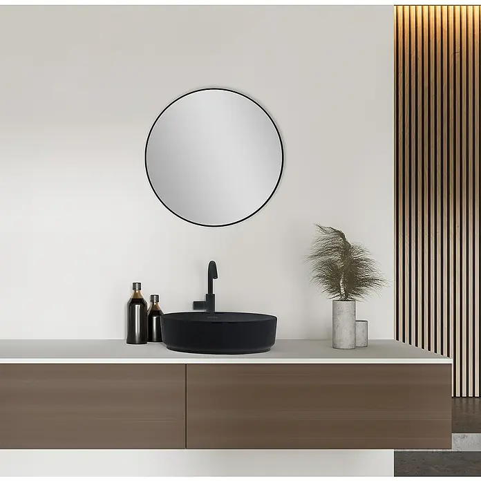 DSK Wandspiegel Picasso - Durchmesser: 60 cm, Schwarz - Schwarz Waschbecken mit Armatur, Spiegel und Holzpaneele im eleganten Badezimmerdesign.