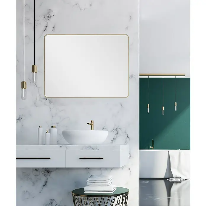 DSK Wandspiegel Picasso - 60 x 80 cm, Gold - Elegantes Badezimmer mit Marmorwand, goldenem Spiegel, stilvollem Waschbecken und dekorativen Lampen für ein luxuriöses Ambiente.