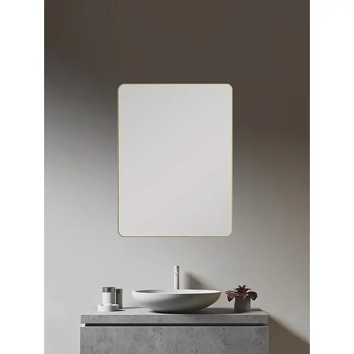 DSK Wandspiegel Picasso - 60 x 80 cm, Gold - Ein moderner Badezimmerspiegel mit abgerundeten Ecken hängt über einem stilvollen Aufsatzwaschbecken und betont das minimalistische Design des Raumes.