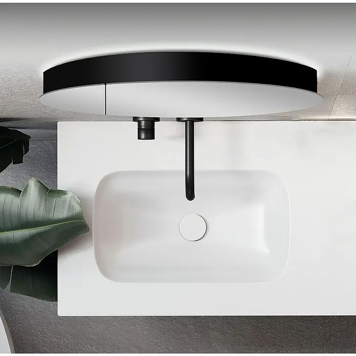DSK LED-Spiegelschrank Picasso Style - Aluminium, Schwarz - Aufsicht auf ein modernes, weißes Waschbecken mit schwarzem Wasserhahn und dekorativer Pflanze, das minimalistisches Design und Funktionalität vereint.