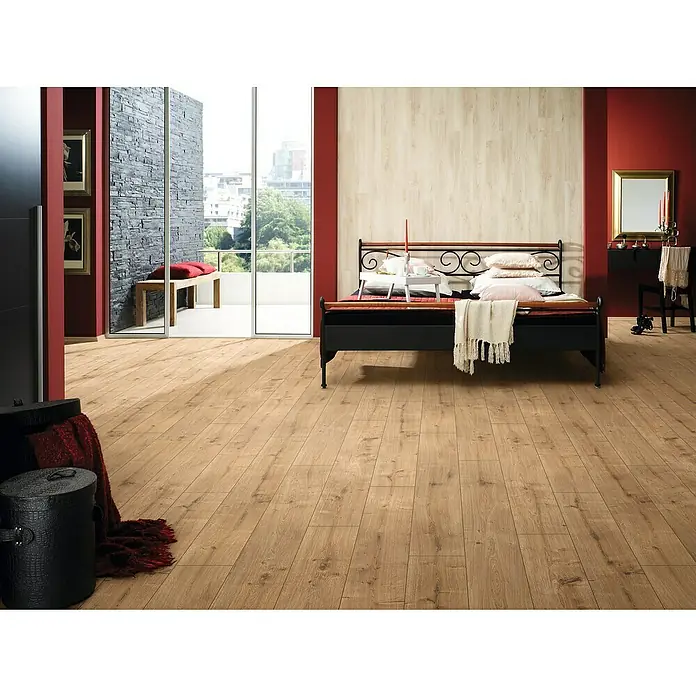 Krono Original Laminat Super Natural - New England Oak, Landhausdiele, 1.288 x 195 x 8 mm - Einladendes Schlafzimmer mit hellem Holzboden, der Wärme und natürliche Eleganz ausstrahlt. Der Bodenbelag harmoniert perfekt mit dem Interieur.