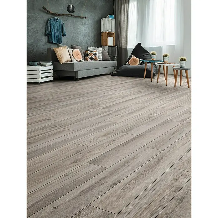 Krono Original Laminat Super Natural - Longbow Oak, Landhausdiele, 1.288 x 195 x 8 mm - Grauer Holzboden im Wohnzimmer.