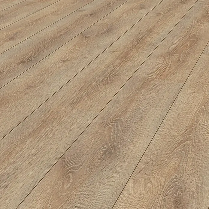 Krono Original Laminat Super Natural - Clearwater Oak, Landhausdiele, 1.288 x 195 x 8 mm - Nahaufnahme von hellem Laminatboden mit Holzmaserung, der eine warme und natürliche Atmosphäre erzeugt.