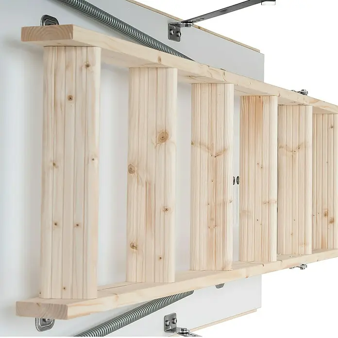Dolle Bodentreppe Kompakt - 120 x 70 cm, Wärmedämmung: 1,16 W/(m²K) - Eine hölzerne Dachbodentreppe mit Metallelementen ist auf einem weißen Hintergrund zu sehen. Ideal für den Dachbodenzugang im Haus.
