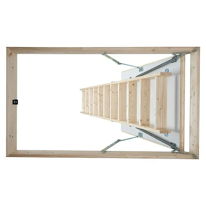 Dolle Bodentreppe Pur - 130 x 60 cm, Wärmedämmung: 1,6 W/(m²K) - Eine Dachbodenleiter ist in einem Holzrahmen verstaut und bereit für den Einsatz. Die Leiter ist mit Federn versehen, um das Öffnen zu erleichtern.