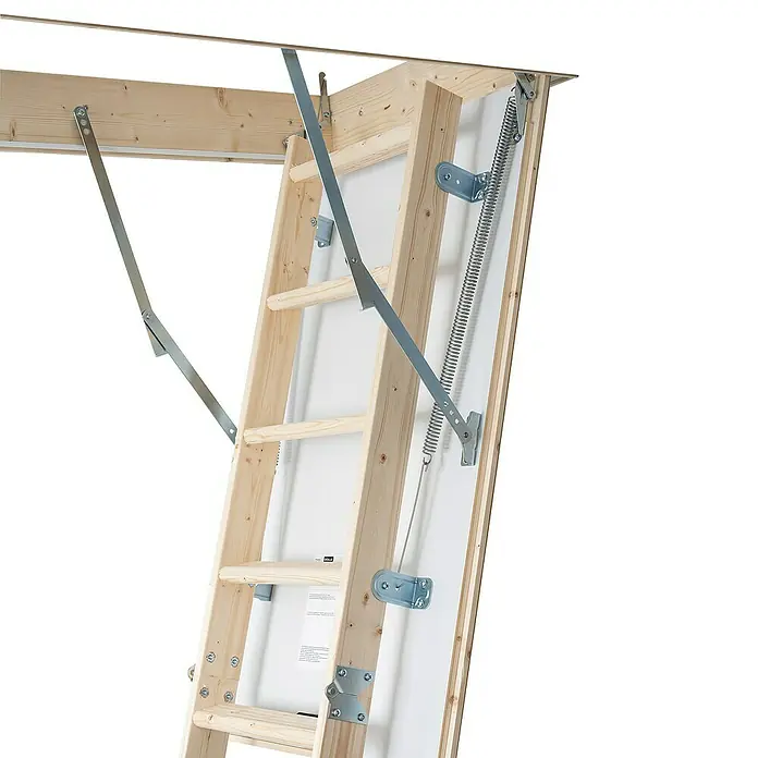 Dolle Bodentreppe Pur - 130 x 60 cm, Wärmedämmung: 1,6 W/(m²K) - Eine Dachbodentreppe aus Holz mit Metallbeschlägen und einer weißen Luke. Die Treppe ist teilweise ausgeklappt und zeigt die Mechanik.