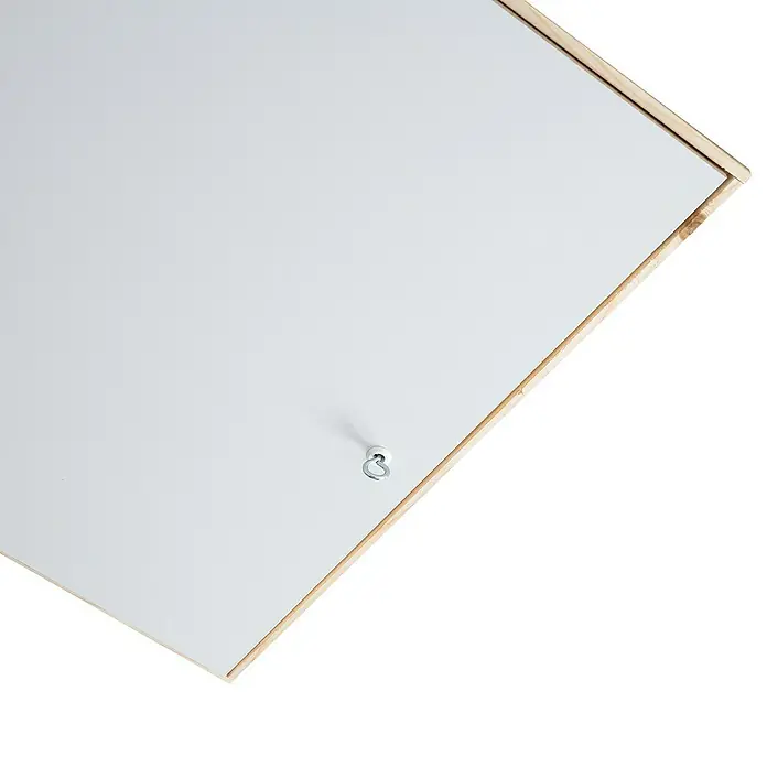 Dolle Bodentreppe Pur - 130 x 60 cm, Wärmedämmung: 1,6 W/(m²K) - Nahaufnahme einer Holzrahmen-Leinwand mit einem Metallaufhänger zur Präsentation von Kunstwerken oder Fotos.