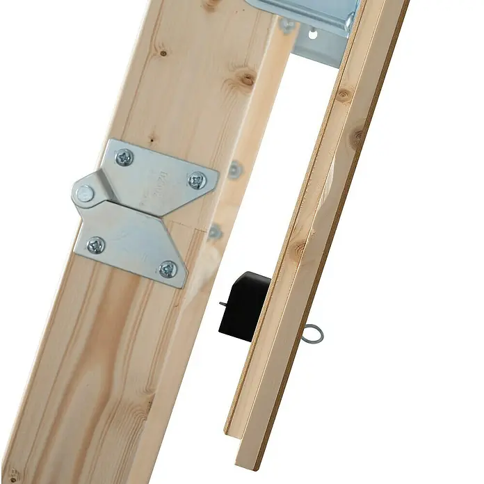 Dolle Bodentreppe Pur - 130 x 60 cm, Wärmedämmung: 1,6 W/(m²K) - Detailaufnahme einer Holz-Dachbodentreppe mit Metallschanieren, die Stabilität und Funktionalität vereinen.\n