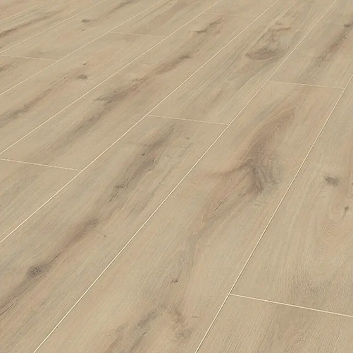 Krono Original Laminat Organic Clever - Organic Oak, Landhausdiele, 1.288 x 195 x 6 mm - Nahaufnahme von hellem Laminatboden mit Holzmuster und Fugenlinien, ideal für moderne Innenräume.