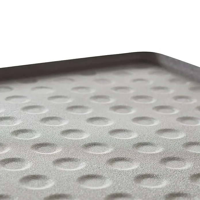 Protector para muebles bajo fregadero - 60 x 50 cm - Primer plano de una bandeja de maletero gris duradera con un patrón de tachuelas para un agarre seguro. Ideal para proteger contra la suciedad y la humedad.