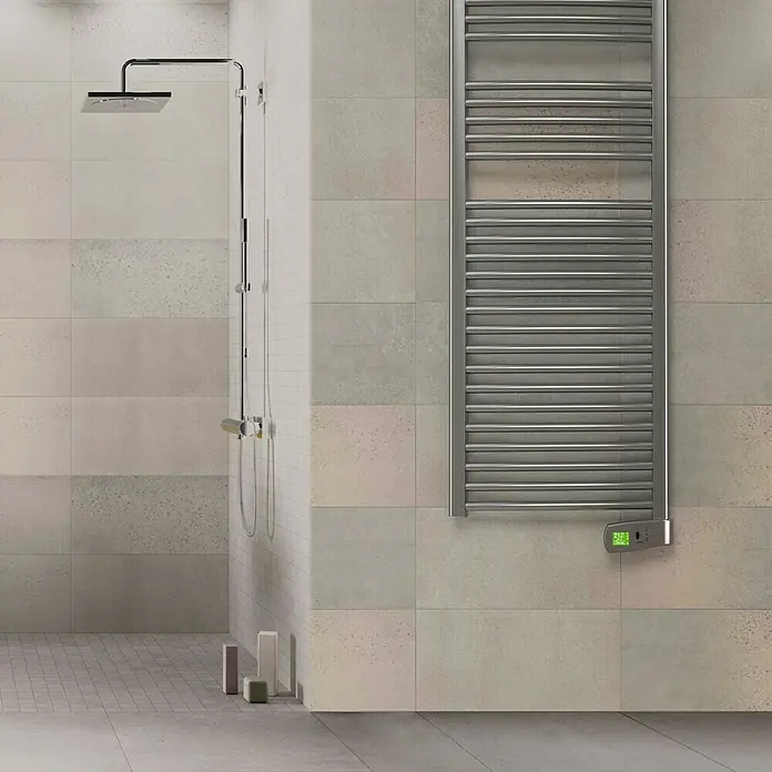 Rointe Radiador toallero eléctrico Sygma - An x Al: 50 x 190 cm, 1.000 W, Cromo - Una zona de baño moderna con una elegante cabina de ducha y un toallero térmico de pared.