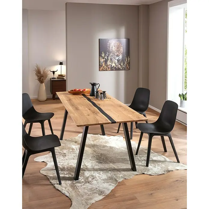 Exclusivholz Tischplatte Epoxid - Eiche, 200 x 85 x 2,6 cm - Ein einladender Essbereich mit einem Holztisch mit Harzeinsatz und modernen schwarzen Stühlen auf einem dekorativen Teppich.