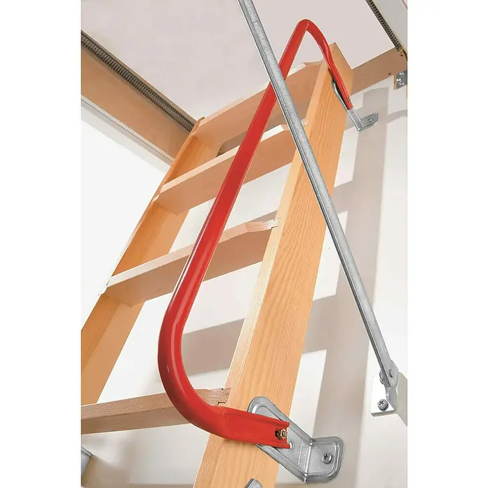 Dolle Handlauf - Passend für: Dolle Bodentreppen Pur, Easy Loft, Easy Loft Pro, Kompakt, Isotrend - Detailansicht einer Dachbodentreppe mit rotem Handlauf und silberfarbener Stange. Das Holz der Treppe ist hell und naturbelassen.