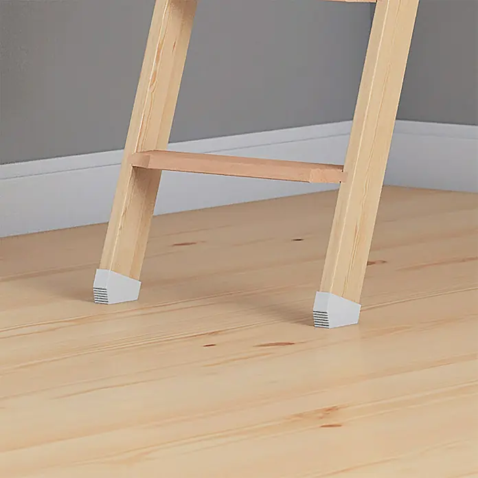 Dolle Kunststofffüße - Passend für: Dolle Bodentreppen Mini, 2 Stk., Grau - Nahaufnahme einer Leiter mit hellbraunen Holzsprossen und grauen Füßen auf einem hellbraunen Holzboden, ideal für den Innenbereich.