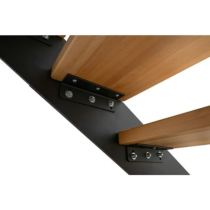 Atrium Wangentreppe Prosto - Farbton Metall: RAL 9005, Breite: 80 cm, Buche, Geschosshöhe: 274,5 cm - 285 cm - Nahaufnahme einer Treppe mit Holzstufen und einer schwarzen Metallstruktur, die ein modernes Design und solide Bauweise zeigt.