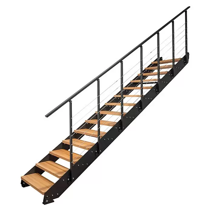 Atrium Wangentreppe Prosto - Farbton Metall: RAL 9005, Breite: 80 cm, Buche, Geschosshöhe: 274,5 cm - 285 cm - Moderne gerade Industrietreppe mit hellen Holzstufen, schwarzem Metallrahmen und Edelstahlseilgeländer.