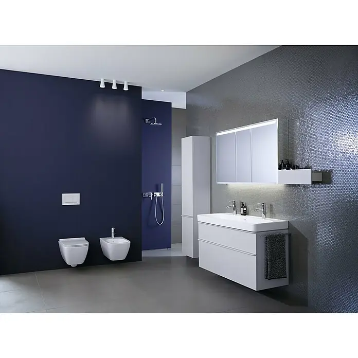 Geberit Smyle Doppelwaschtisch Kera Tect - 120 x 48 cm, Ohne Spezialglasur, Hahnloch: Mitte, Mit Überlauf, Weiß - Modernes Badezimmerdesign mit blauer Akzentwand, weißem Waschtisch mit Schubladen und Spiegelschrank mit Beleuchtung für stilvolle Atmosphäre.
