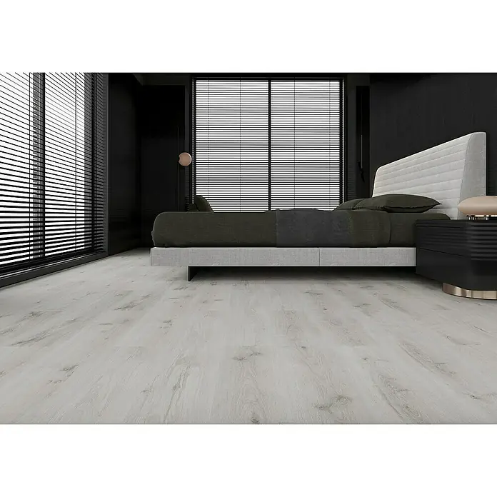 LOGOCLIC Laminado Hidro Roble Polar - 1.200 x 196 x 10 mm, Roble Polar, AC5, Resistente al agua - Dormitorio con cama moderna, mesita de noche y suelos de madera en gris claro para un ambiente sereno y elegante.