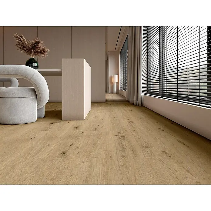 LOGOCLIC Laminado Hidro Roble Ventura 48H Resistente al Agua - 1.200 x 196 x 10 mm, Roble Ventura, AC5, Resistente al agua - Sala de estar moderna y luminosa con un elegante sillón y un elegante suelo de madera que añade calidez y carácter al espacio.