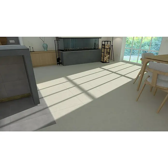 Marazzi Feinsteinzeugfliese Boston - 60 x 60 cm, Cream, Matt - Ein helles Interieur mit modernen Bodenfliesen, die durch das Fenster einfallendes Licht reflektieren und ein Gefühl von Weite vermitteln.