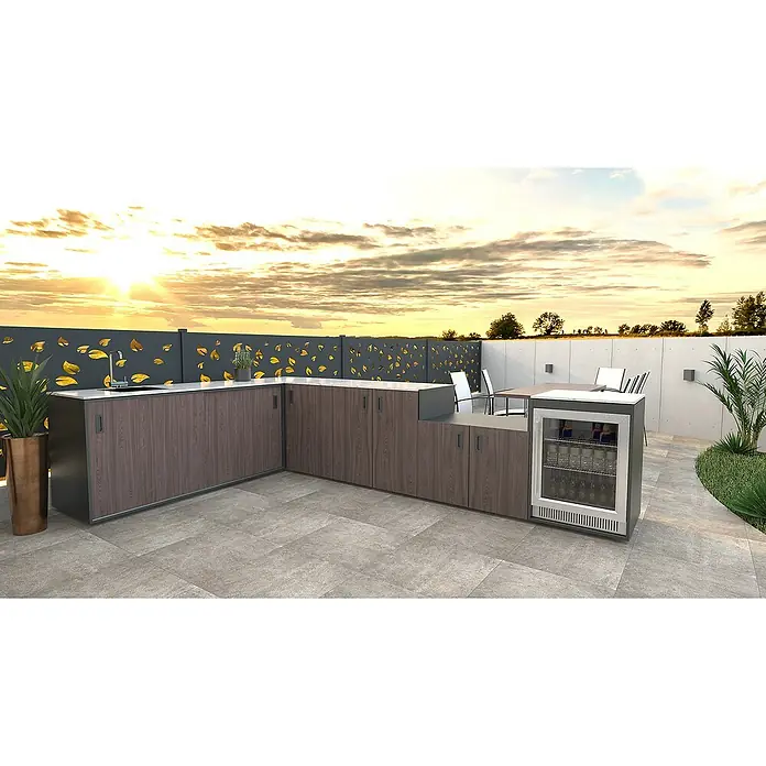 Bellano Living Outdoorküchen-Modul Grillelement - Walnuss, B x T x H: 90 x 63,4 x 92 cm - Bild einer modernen Outdoor-Küche mit Holzakzenten, Spüle und Getränkekühlschrank auf einer Terrasse bei Sonnenuntergang.