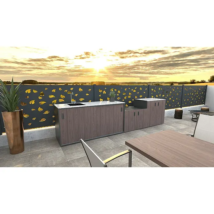 Bellano Living Outdoorküchen-Modul Grillelement - Walnuss, B x T x H: 90 x 63,4 x 92 cm - Bild einer modernen Outdoor-Küche mit grauem Schrank und Spüle vor einem dekorativen Paneel mit Blättermuster.