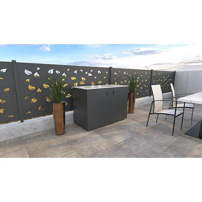 Bellano Living Outdoorküchen-Modul Doppelschrank - Anthrazit, B x T x H: 126,8 x 63,4 x 93,5 cm - Ein modernes graues Sideboard mit weißer Oberfläche steht auf einer Terrasse, umgeben von Pflanzen und stilvollen Stühlen.