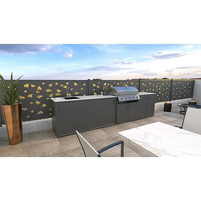 Bellano Living Outdoorküchen-Modul Basisschrank - Anthrazit, B x T x H: 90 x 63,4 x 93,5 cm - Im Freien, eine moderne, graue Outdoor-Küche mit Grill und Spüle, umgeben von einer dekorativen Blätterwand.