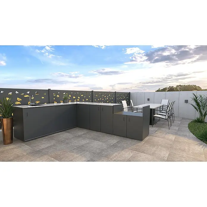 Bellano Living Outdoorküchen-Modul Basisschrank - Anthrazit, B x T x H: 90 x 63,4 x 93,5 cm - Moderne Outdoor-Küche mit grauem Schrank und Spüle unter einem dekorativen Zaun mit Blättermuster. Ein stilvoller Essbereich ergänzt die Einrichtung.