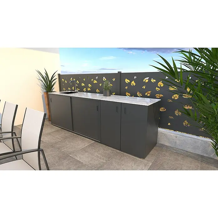 Bellano Living Outdoorküchen-Modul Basisschrank - Anthrazit, B x T x H: 90 x 63,4 x 93,5 cm - Ein moderner Außenküchenblock mit Spüle, Arbeitsplatte und Schrankfächern vor einer dekorativen Wand mit Blattmuster, ideal für jede Terrasse.