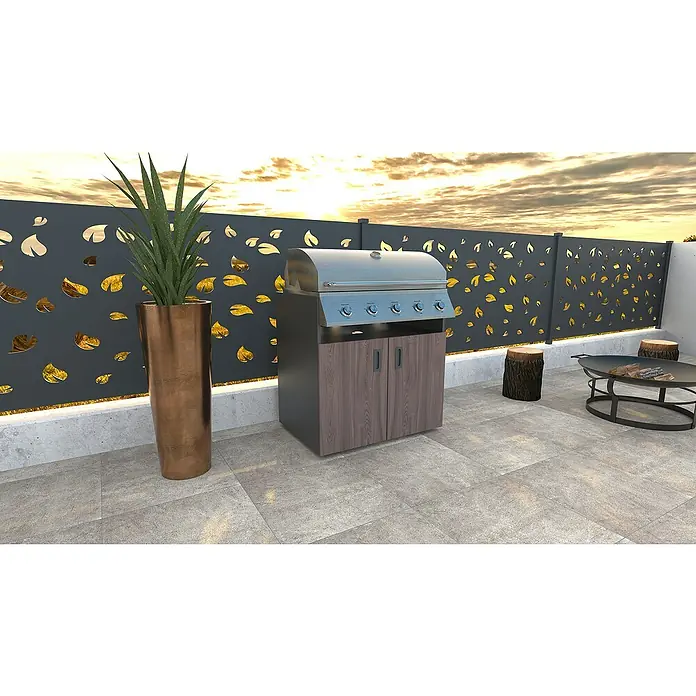 Bellano Living Outdoorküchen-Modul Grillelement - Walnuss, B x T x H: 90 x 63,4 x 92 cm - Bild eines modernen Edelstahl-Gasgrills mit Unterschrank auf einer Terrasse mit dekorativem Hintergrund und Pflanzgefäß.