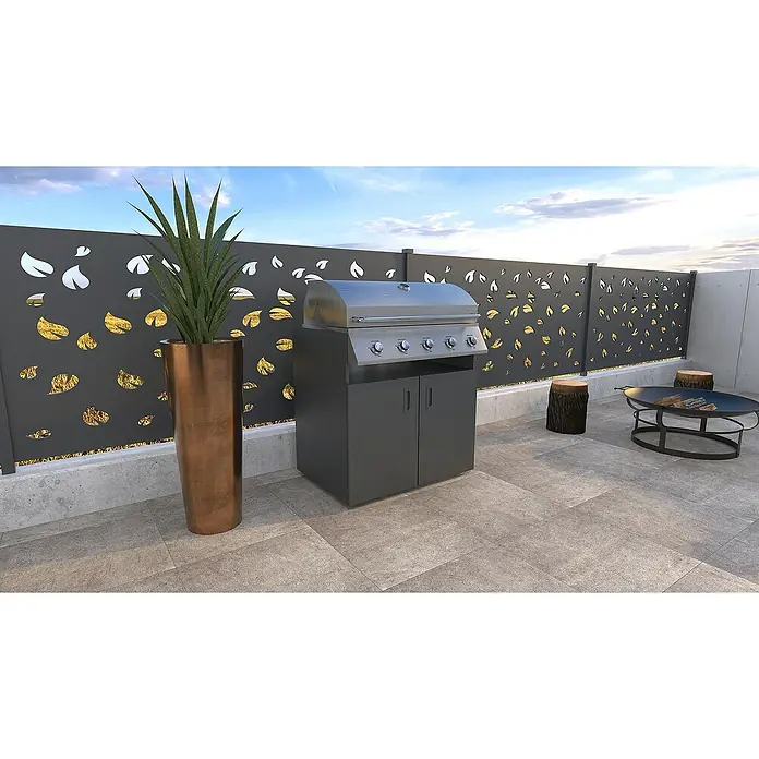 Bellano Living Outdoorküchen-Modul Grillelement - Anthrazit, B x T x H: 90 x 63,4 x 92 cm - Ein stilvoller Außenbereich mit einem modernen Grill, einer dekorativen Sichtschutzwand und einem Pflanzgefäß.