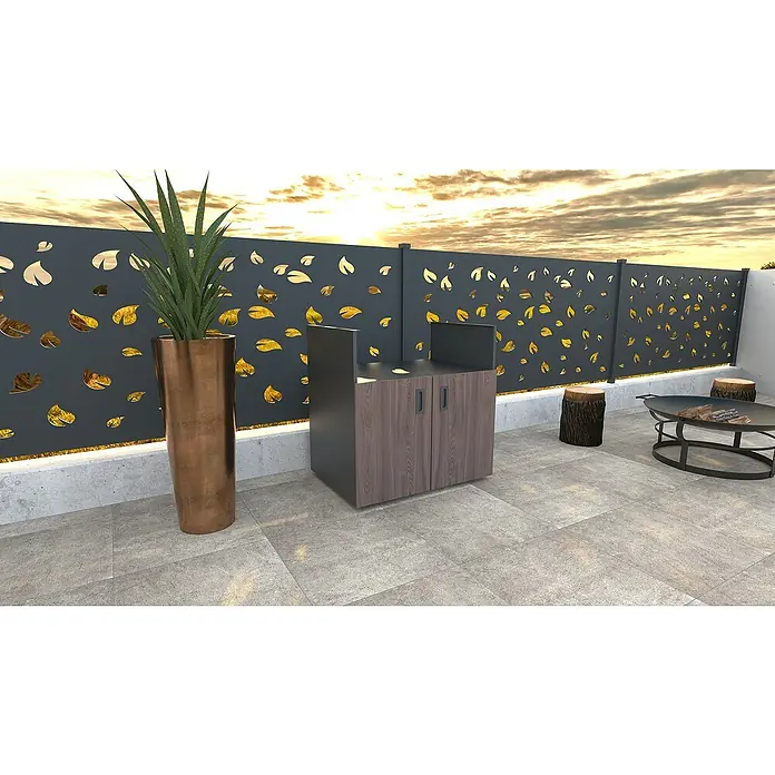 Bellano Living Outdoorküchen-Modul Grillelement - Walnuss, B x T x H: 90 x 63,4 x 92 cm - Draußen steht ein grauer Terrassenschrank mit Holztüren, der sich perfekt in die Gartengestaltung mit Pflanzen und Feuerschale einfügt.