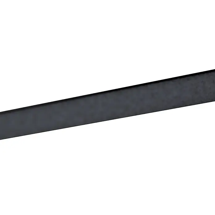 Invado Zimmertür BL1 - 985 x 1.985 mm, DIN Anschlag: Rechts, Verkehrsweiß matt, Röhrenspan - Nahaufnahme eines schwarzen rechteckigen Metallrohrs, das sich diagonal über einen weißen Hintergrund erstreckt. Detailansicht der robusten Materialbeschaffenheit.